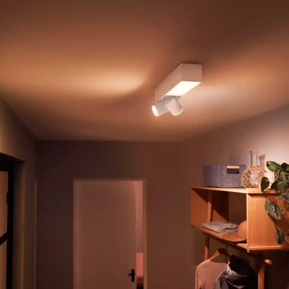 Regleta Centris Philips Hue blanca con 2 focos White & Color instalada en techo.