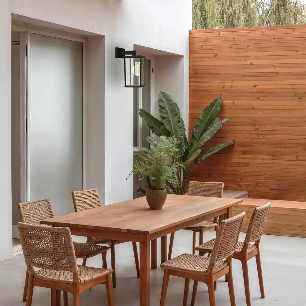 Aplique exterior Bellini negro cuadrado Philips IP44 instalado en terraza moderna