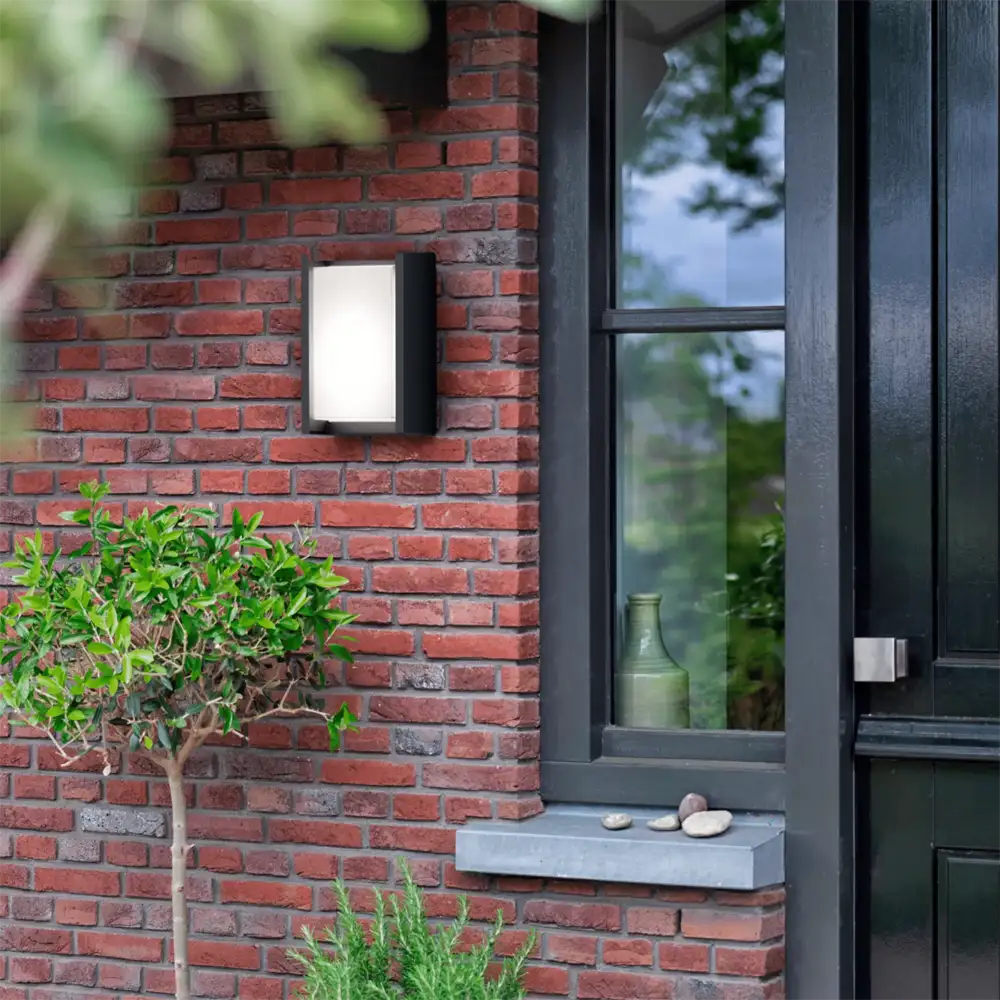 Aplique exterior Bridge antracita Philips IP44 instalado en pared de ladrillo