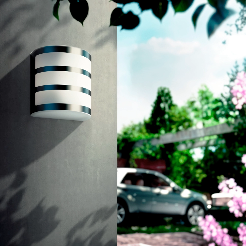 Aplique exterior Calgary antracita Philips IP44 instalado en pared de jardín