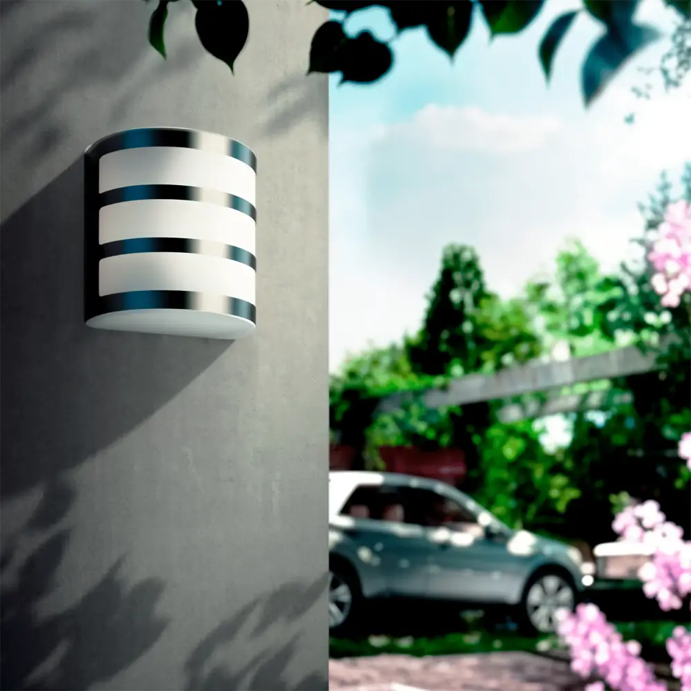 Aplique exterior Calgary níquel Philips IP44 instalado en pared exterior