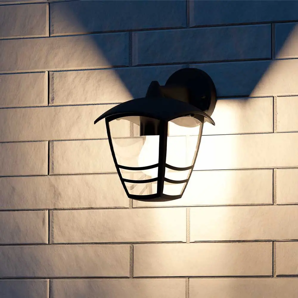 Aplique exterior Creek Down negro Philips IP44 instalado en pared de ladrillo