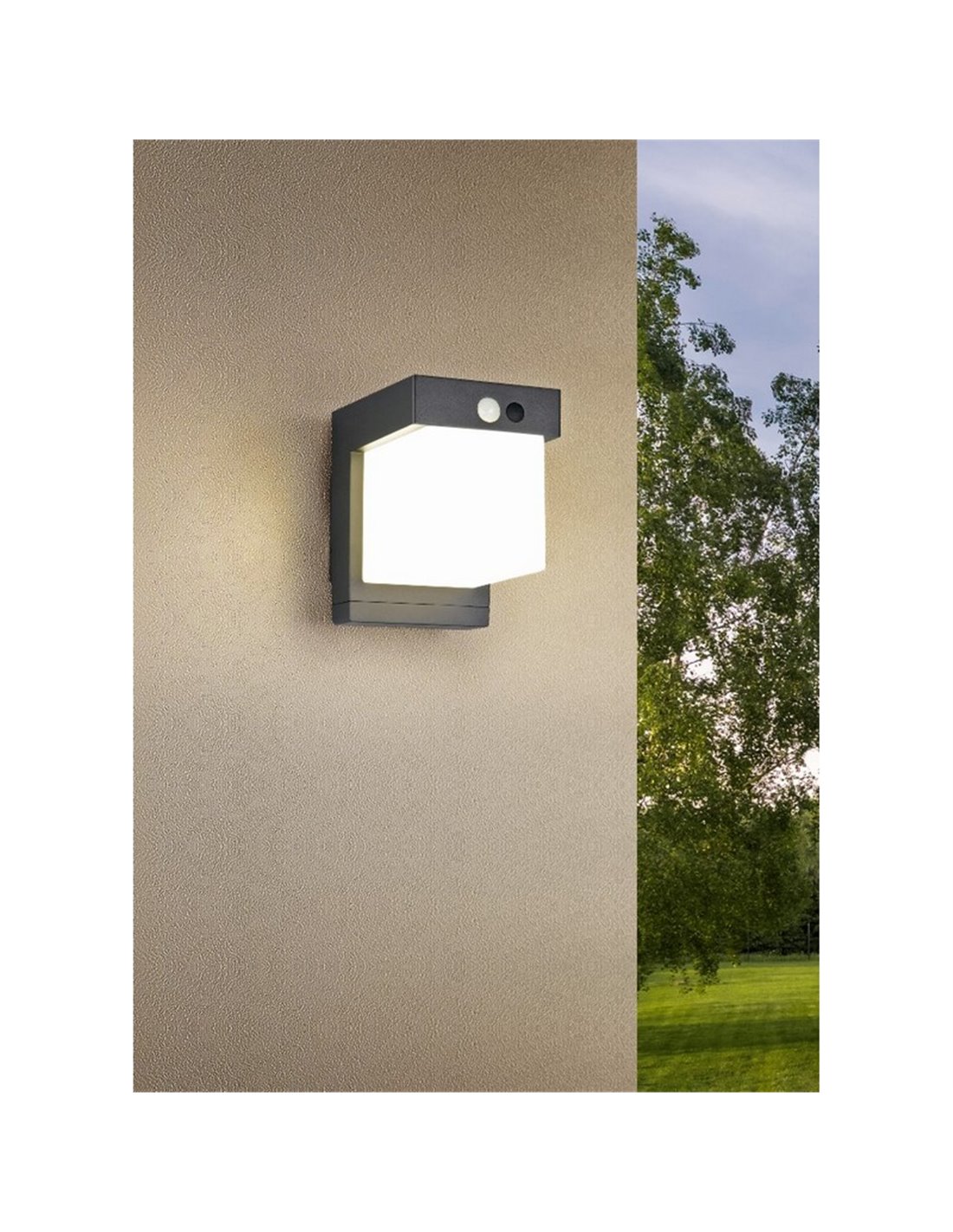 Aplique exterior solar LED Colombo 5.5W 650lm 4000K IP44 negro Trio Lighting instalado en fachada