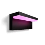 Aplique exterior Nyro Philips Hue negro encendido con luz LED RGB en tono rosa.