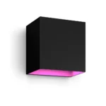 Aplique exterior Resonate Downward Philips Hue negro encendido con luz LED RGB en tono rosa proyectando hacia abajo.