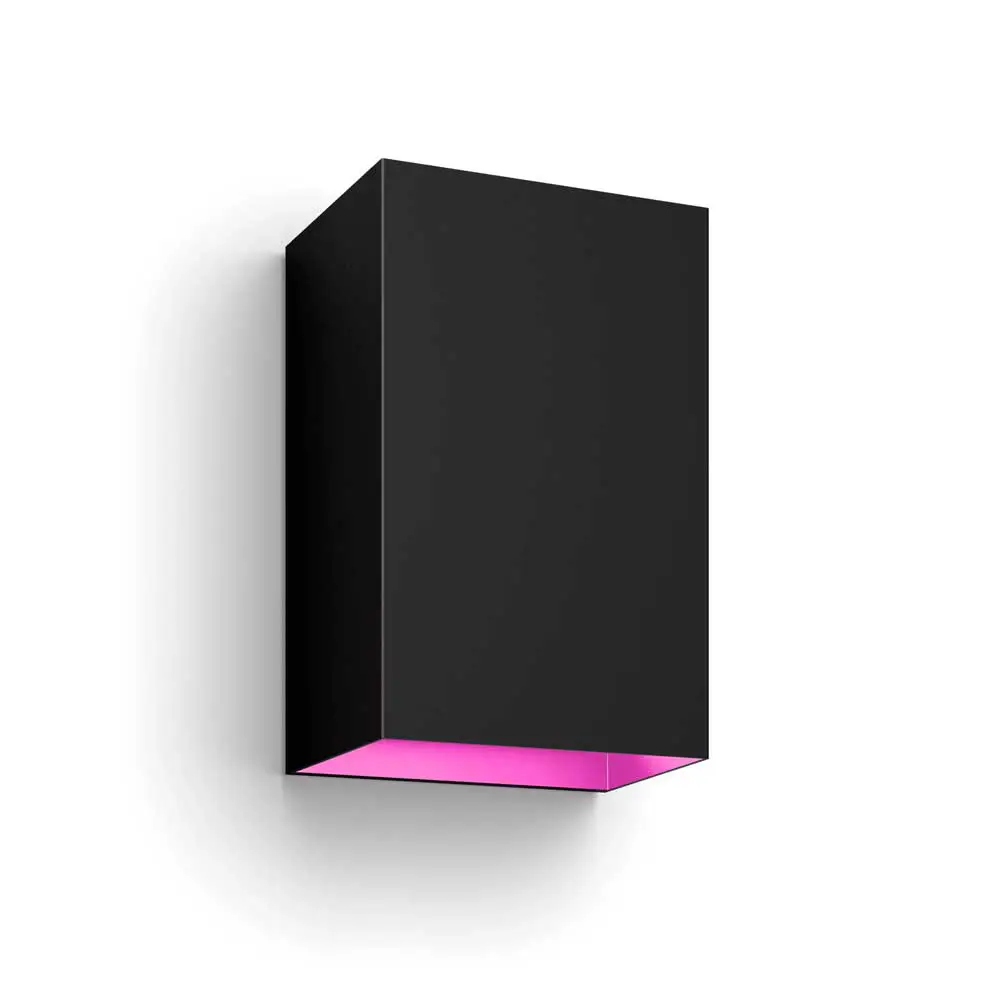 Aplique exterior Resonate Philips Hue negro encendido con luz LED RGB en tono rosa proyectando hacia arriba y abajo.