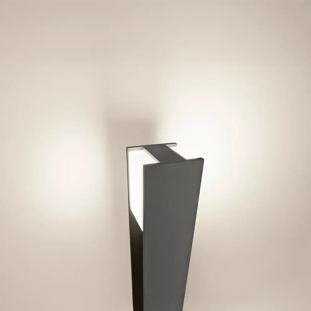 Baliza de exterior Bridge P antracita Philips iluminando pared