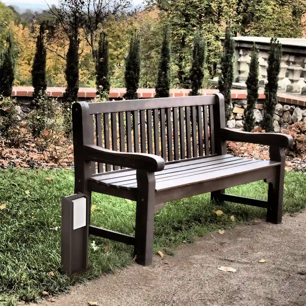 Baliza exterior Bridge P antracita Philips IP44 instalada junto a banco en jardín