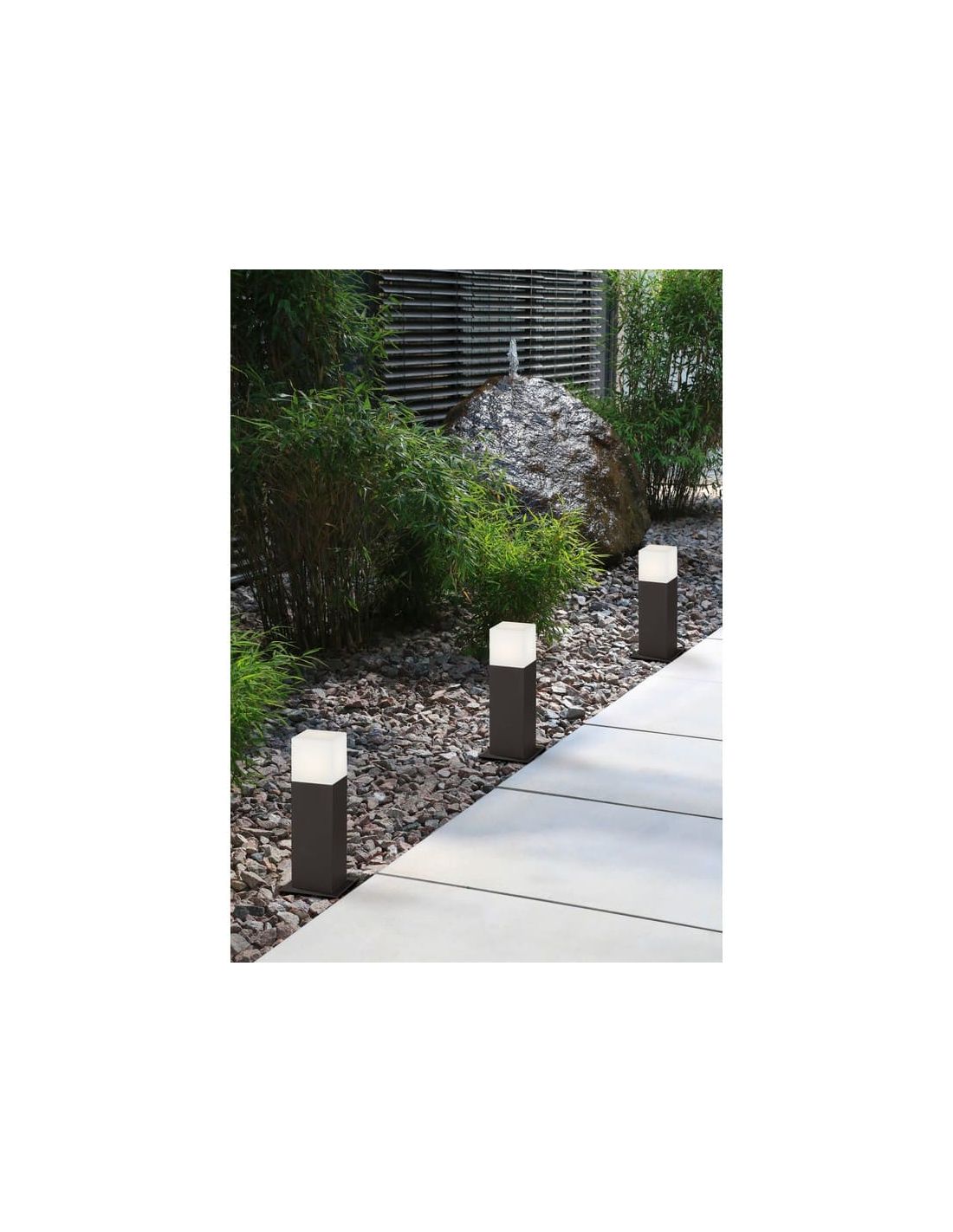 Baliza LED Hudson antracita 3.5W 320lm 3000K IP44 Trio Lighting instalada en sendero de jardín
