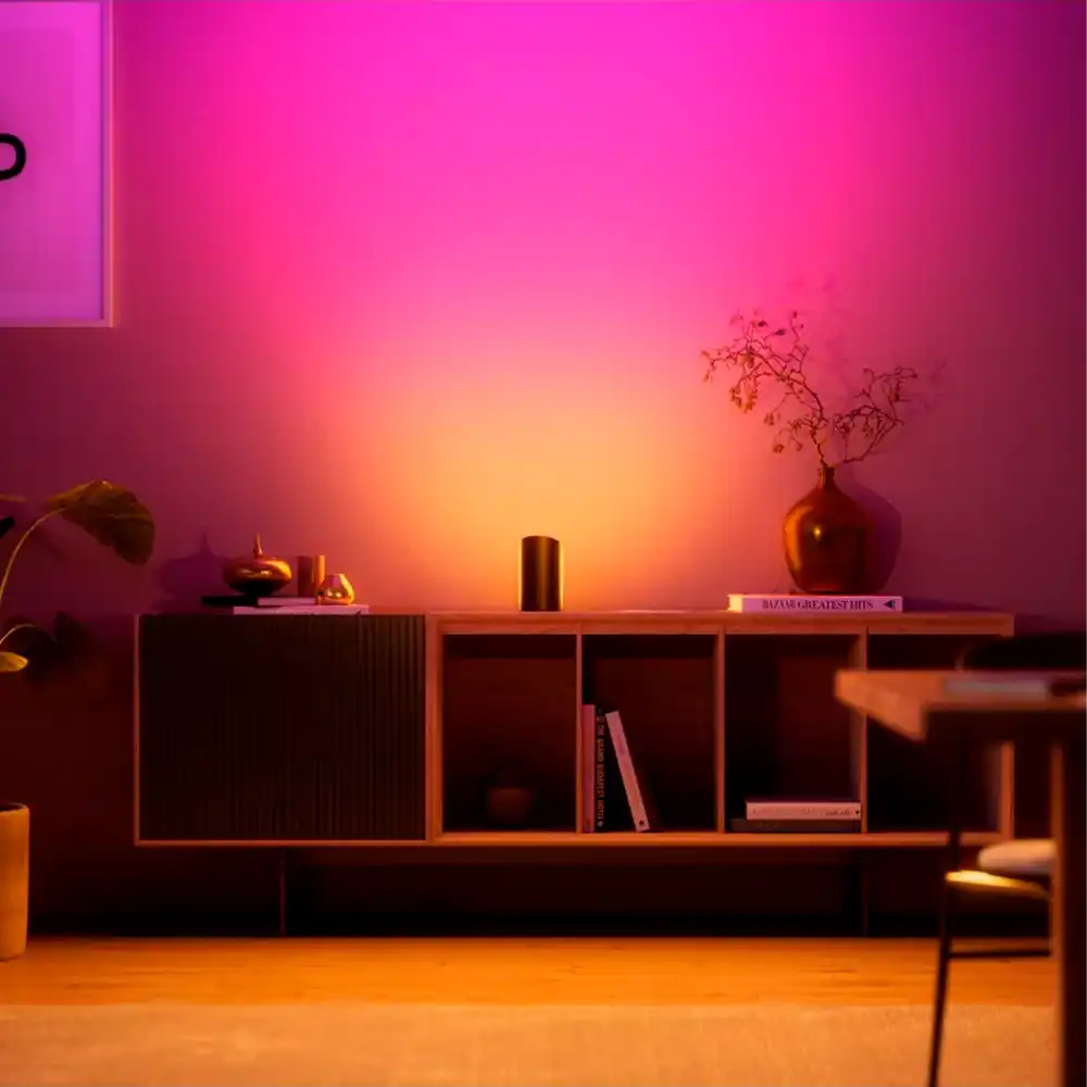 Bañador Play Wall Washer 2 Philips Hue en color negro iluminando pared con efecto White & Color.