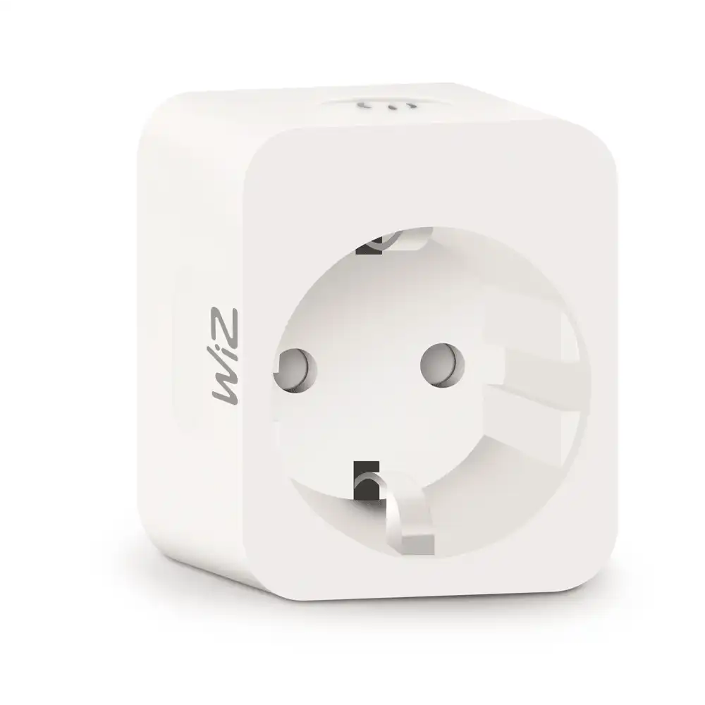 Vista frontal del enchufe inteligente con medidor de potencia WiZ blanco.