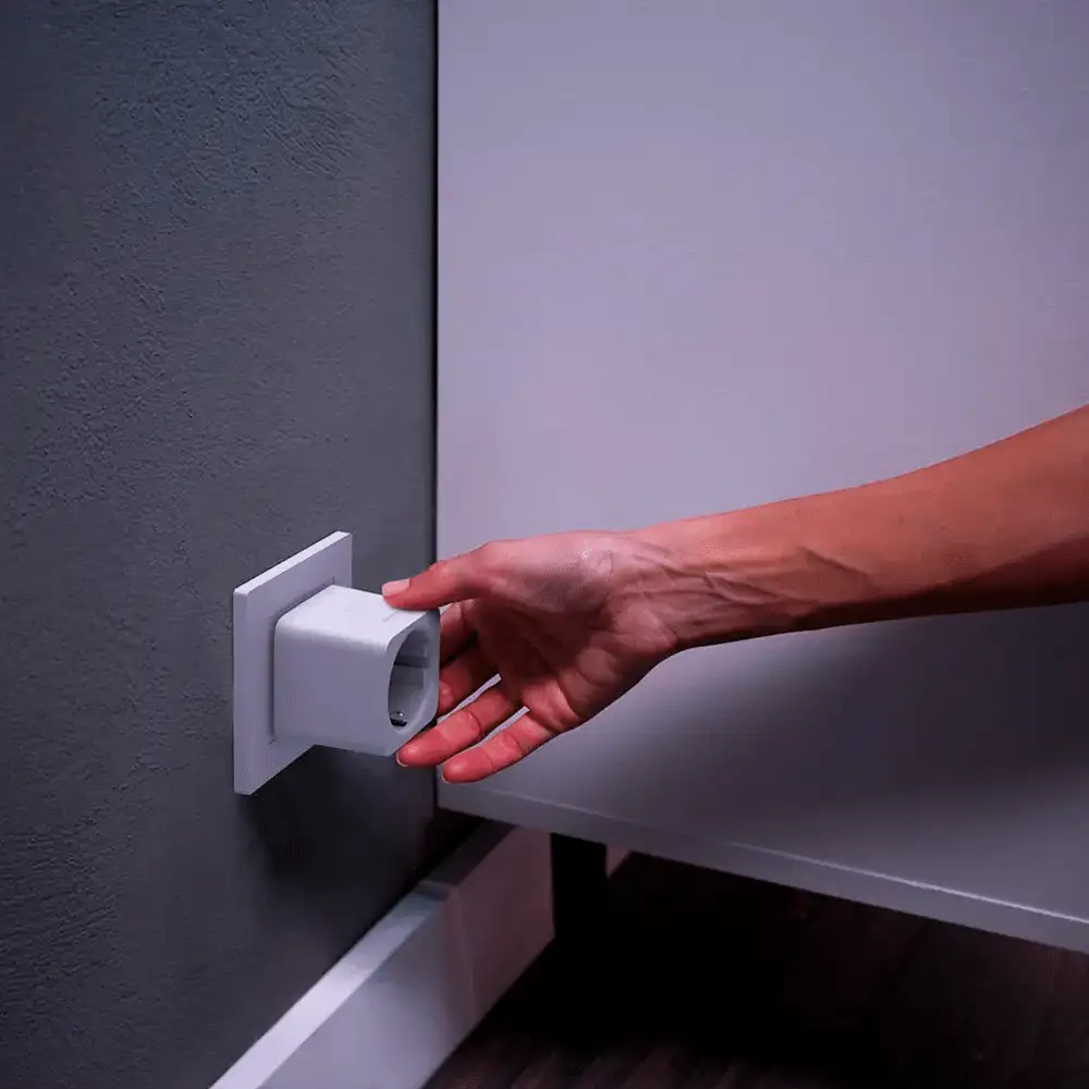 Enchufe inteligente Smart Plug compatible con Philips Hue instalado en pared.