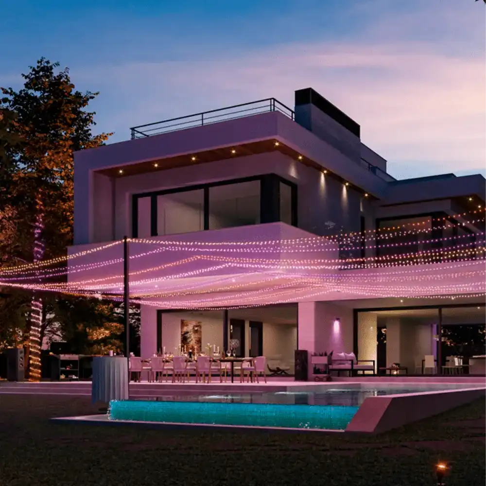 Guirnalda Festavia 500 luces Philips Hue White and Color Ambiance decorando fachada de casa