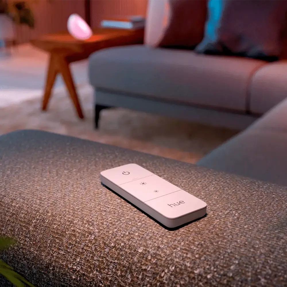 Interruptor Dimmer Switch Philips Hue colocado sobre mesa en salón.