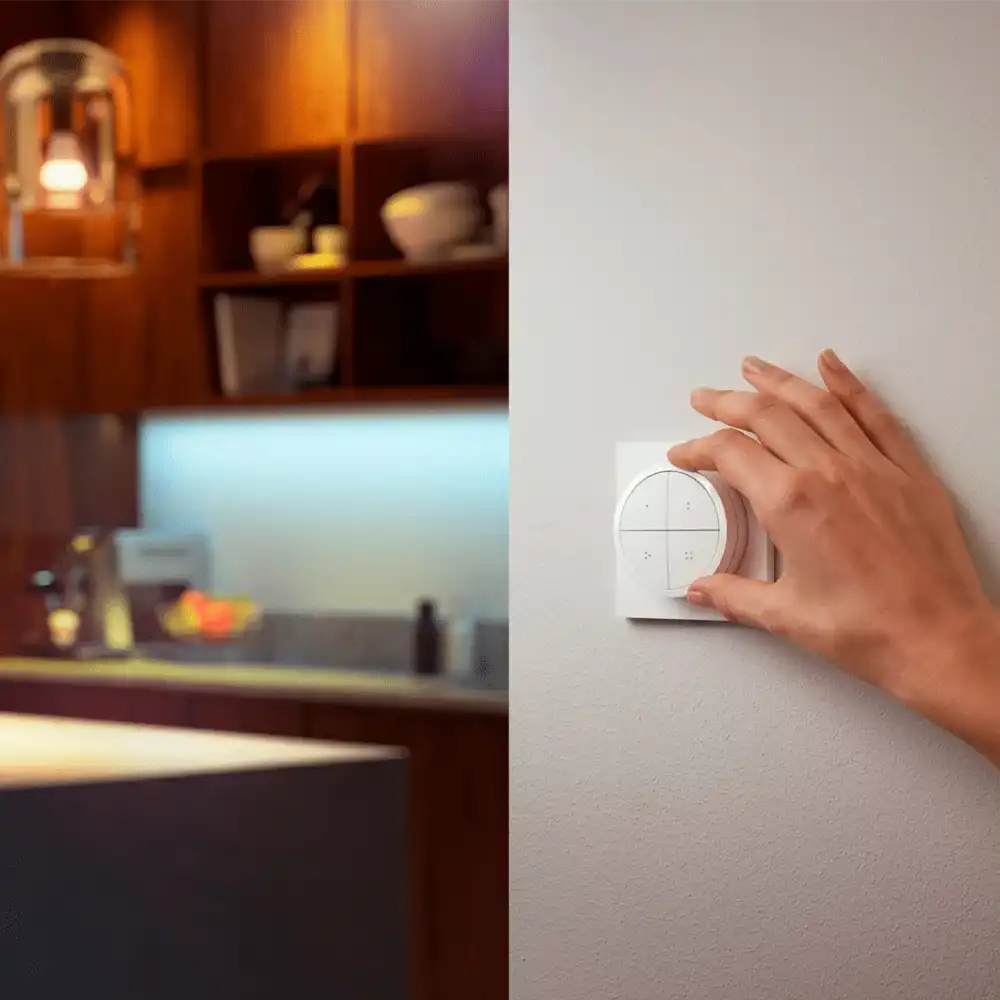 Interruptor Tap Switch blanco Philips Hue instalado en pared siendo utilizado.