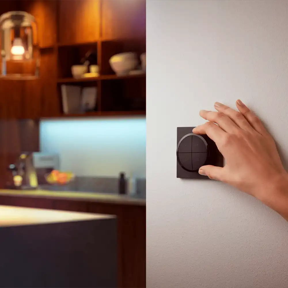 Interruptor Tap Switch negro Philips Hue instalado en pared siendo utilizado.