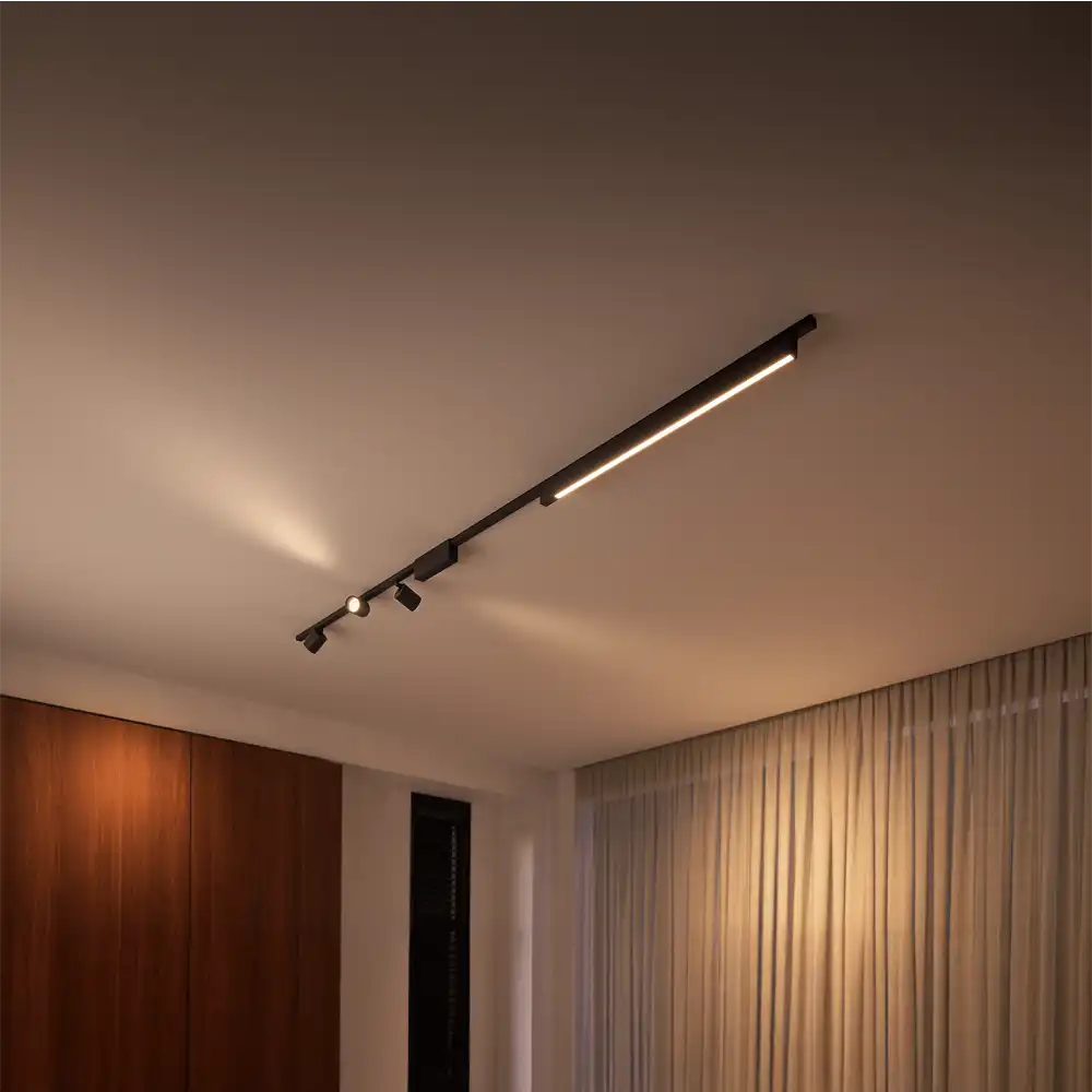 Kit Perifo Philips Hue negro con 3 focos y barra de luz White and Color montado en techo.