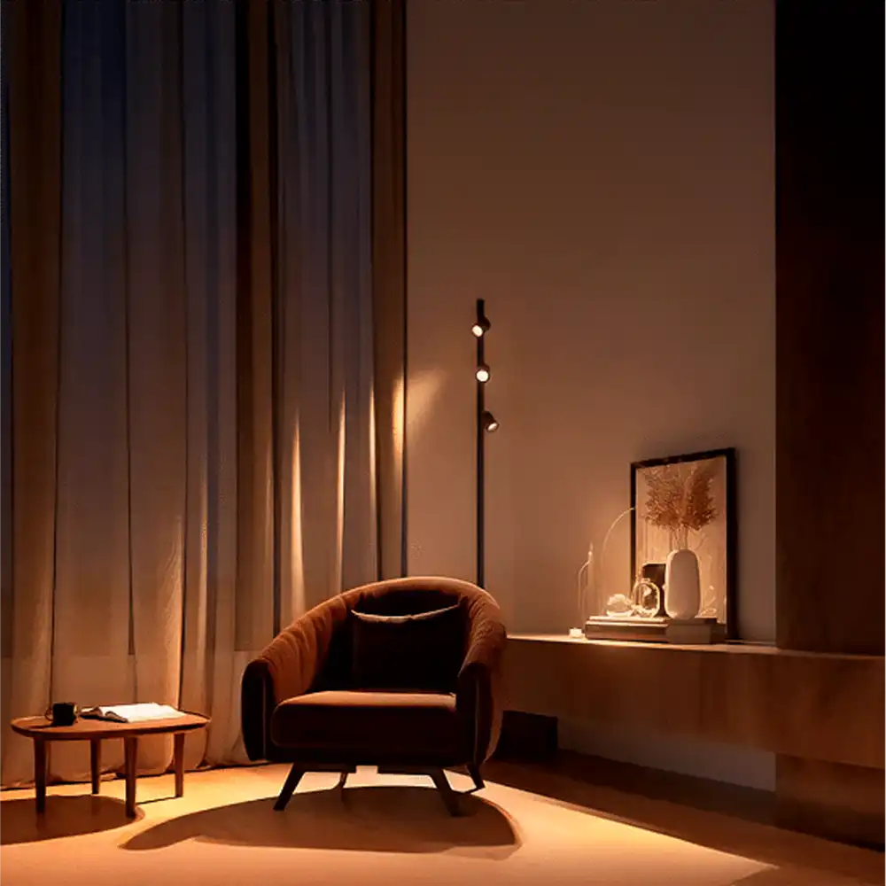 Kit Perifo Philips Hue negro con 3 focos White and Color instalado en pared iluminando salón.