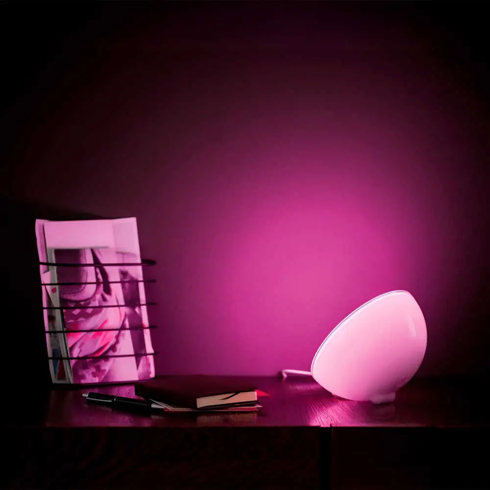 Lámpara de sobremesa Hue Go Philips Hue blanco con efecto de luz White & Color en ambiente.