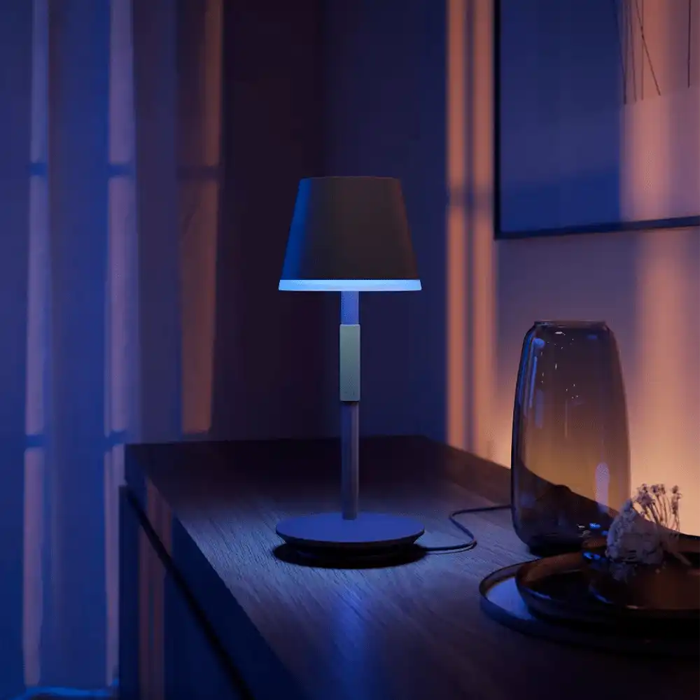 Lámpara de sobremesa portátil Philips Hue Go negra con iluminación White & Color.