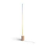 Lámpara de suelo Gradient Signe Philips Hue blanca y madera encendida con degradado multicolor vertical