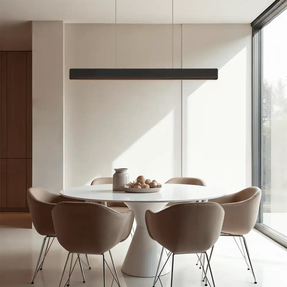 Lámpara de techo Ensis Philips Hue negra instalada sobre mesa de comedor en interior moderno