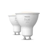 Pack de 2 bombillas LED Philips Hue White GU10 4,2W mostrando luz blanca cálida.