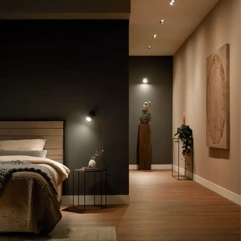 Iluminación ambiental con pack de 2 bombillas Philips Hue White GU10 4,2W en dormitorio.