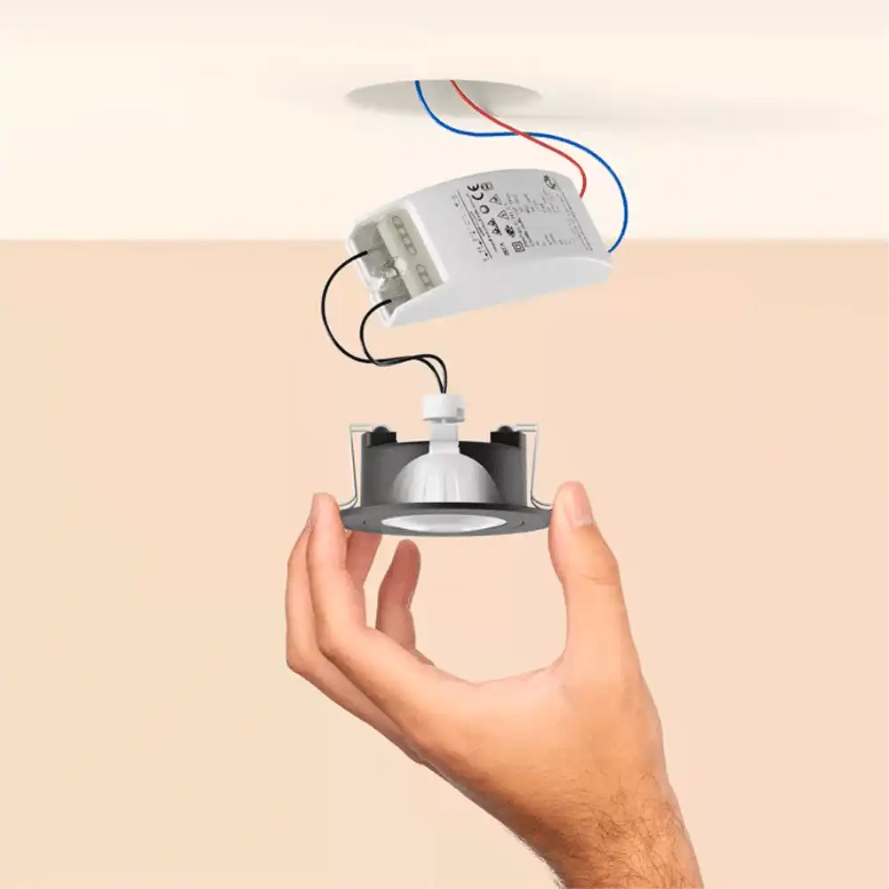 Pack 2 bombillas LED GU5.3 12V Philips Hue White and Color 6,3W durante instalación.