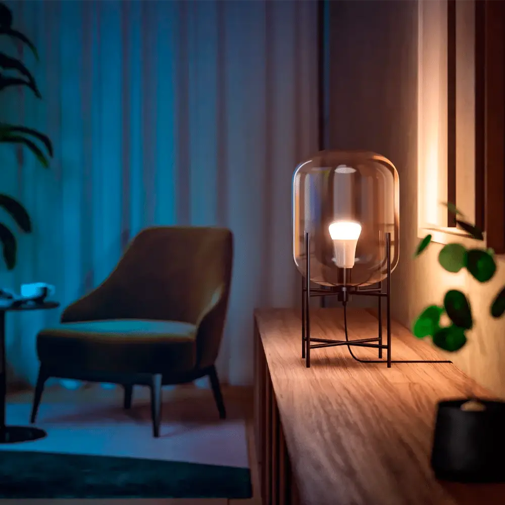 Pack 3 bombillas LED A60 Philips Hue White & Color 9W E27 instaladas en lámpara con luz rosa ambiental.