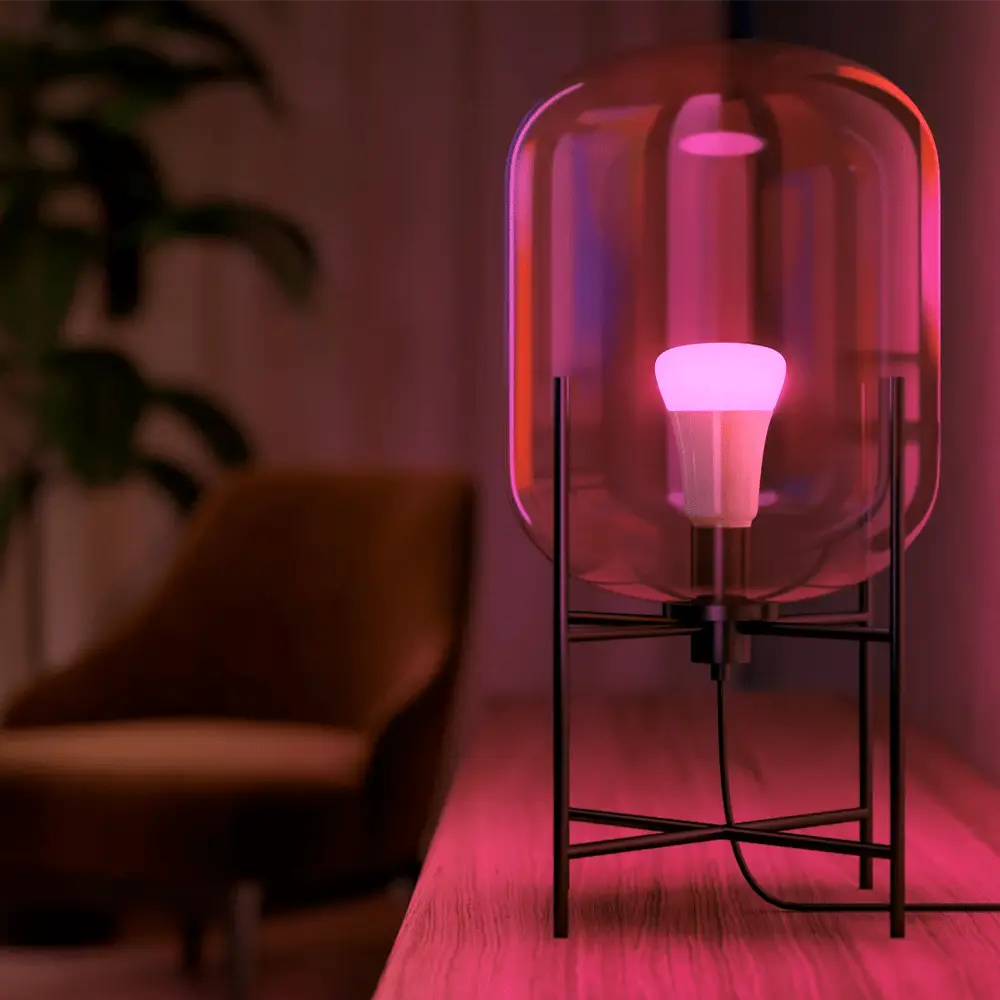 Pack 3 bombillas LED A60 Philips Hue White & Color 9W E27 instaladas en lámpara con luz ambiental en ambiente interior.