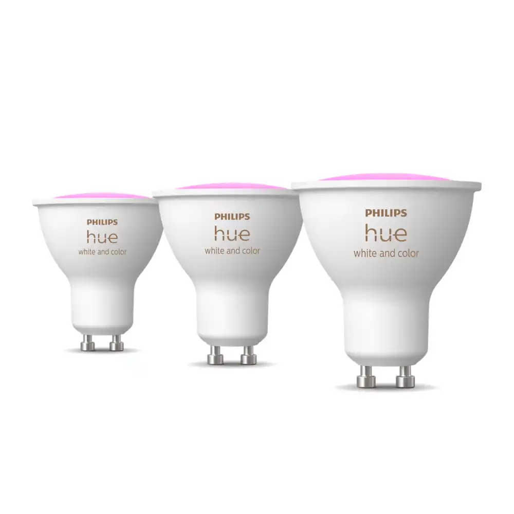 Pack 3 bombillas LED GU10 Philips Hue White and Color 4.2W encendidas en color mostrando iluminación RGB.