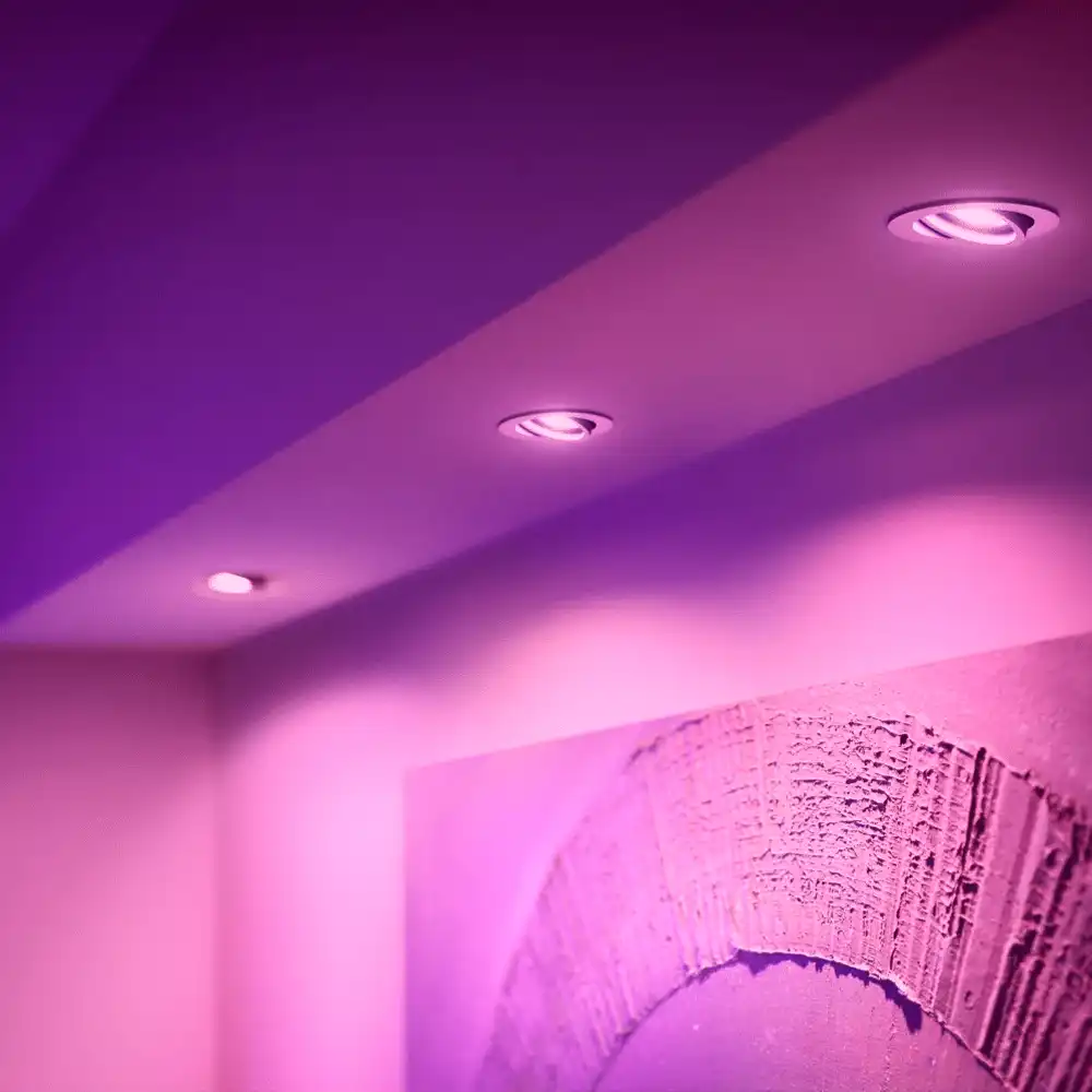 Pack 3 focos empotrados Centura Philips Hue LED 4.2W blanco White and Color instalados con luz rosa.