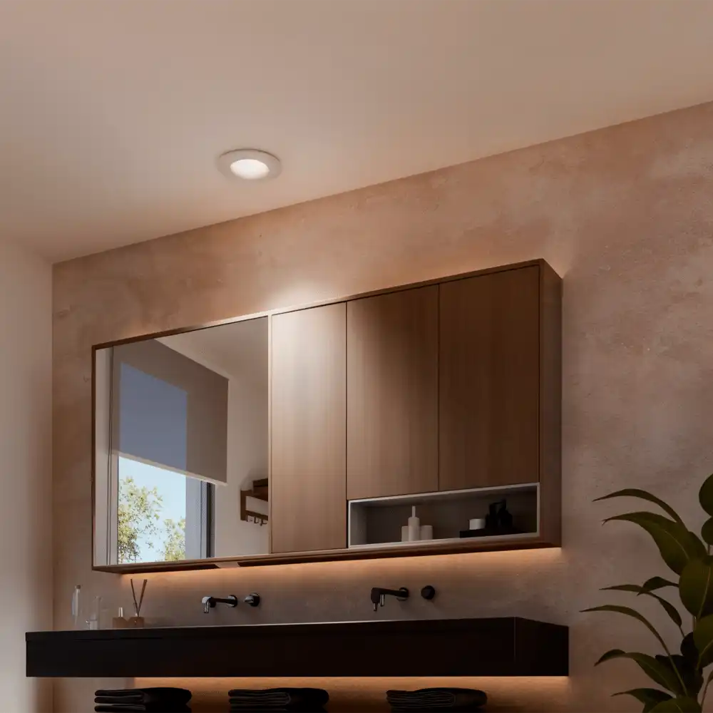 Pack 3 empotrados Downlight Slim P Philips Hue blanco White and Color IP44 instalados en baño moderno.