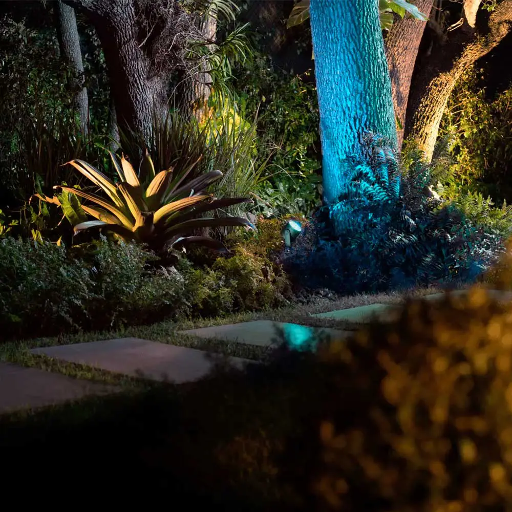 Pincho Lily XL Philips Hue extensión 24V para exterior en color negro iluminando jardín con luz White & Color.