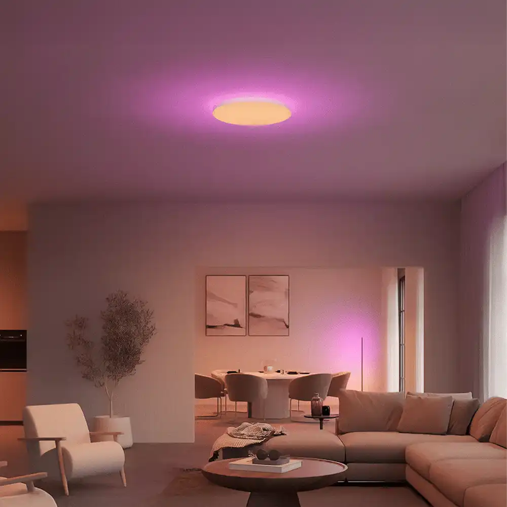 Plafón de techo Datura G Philips Hue blanco iluminando salón moderno con luz rosa ambiental