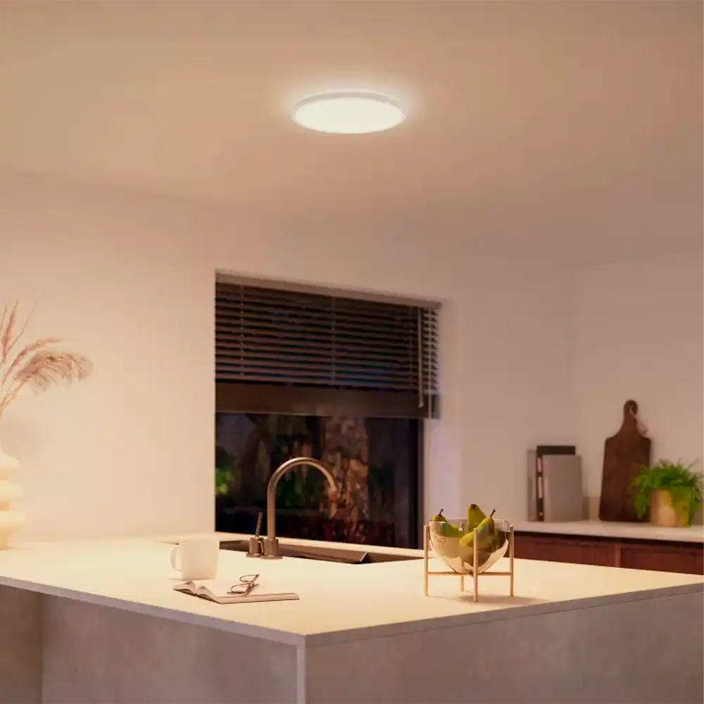 Plafón de techo R Tento P Philips Hue blanco iluminando cocina moderna con luz blanca cálida