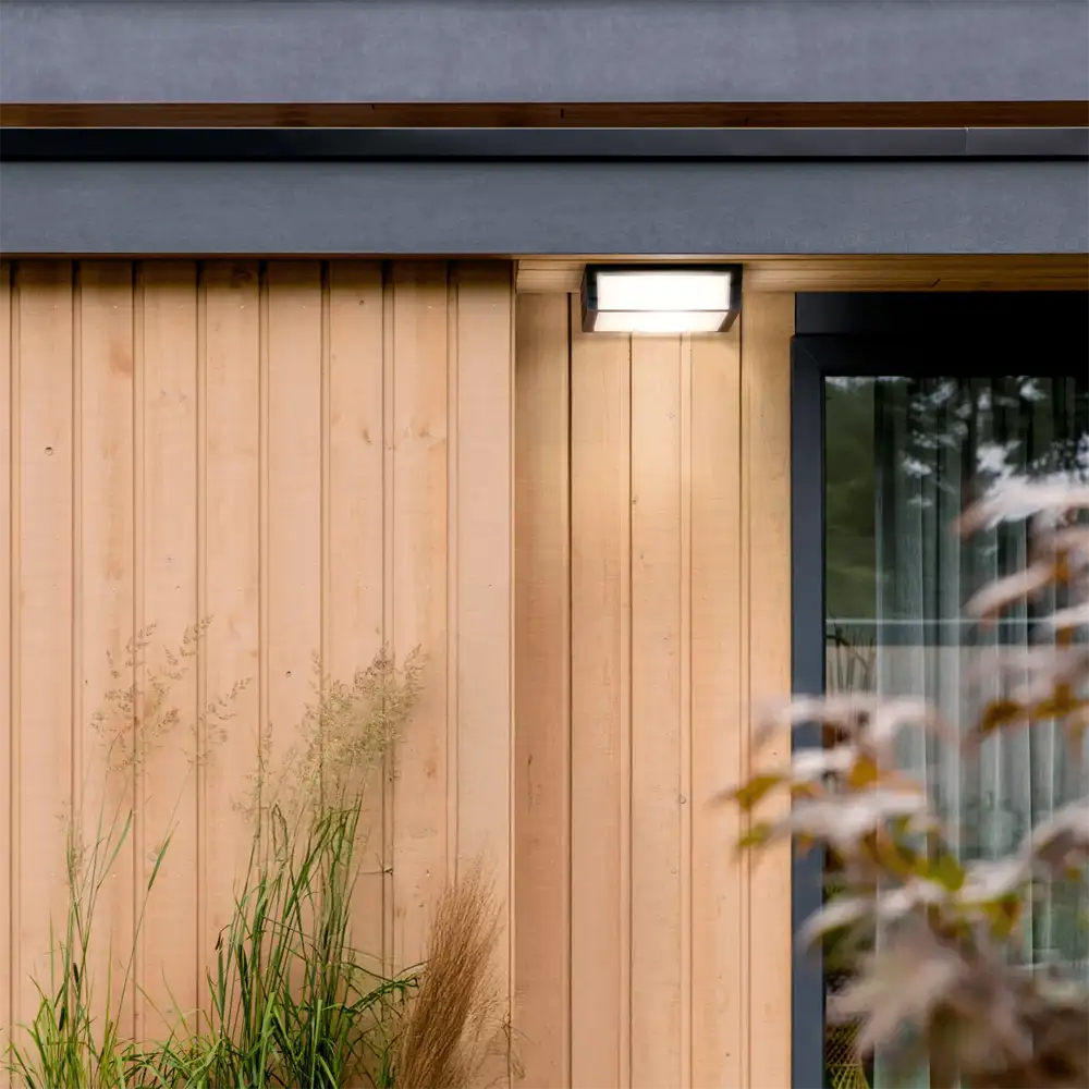 Plafón exterior Skies antracita Philips IP44 instalado en fachada moderna