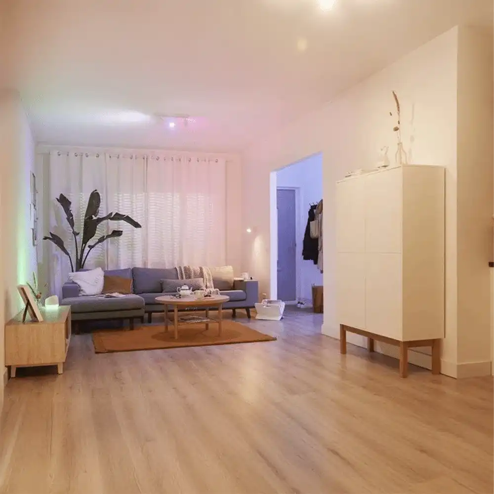 Regleta Imageo LED 3x5W Philips WiZ blanco instalada en salón con luz RGB.