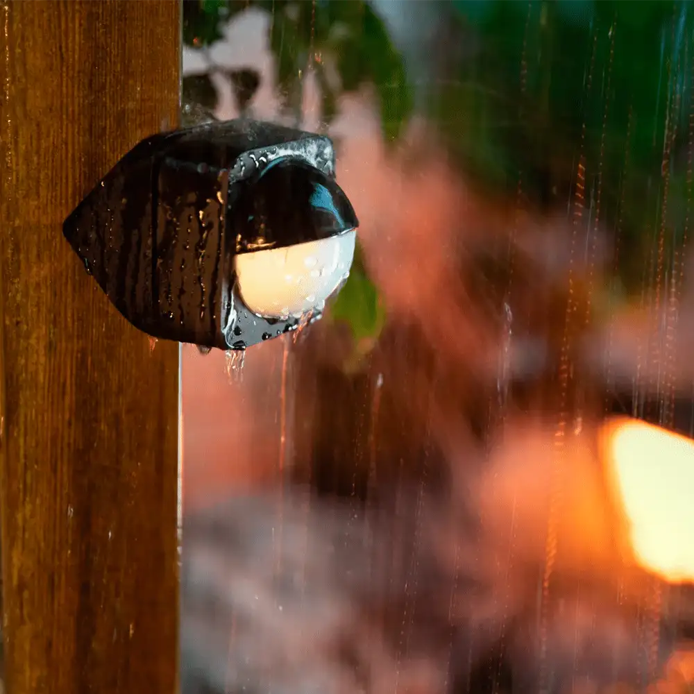 Sensor de movimiento exterior Philips Hue resistente a la lluvia en pared.