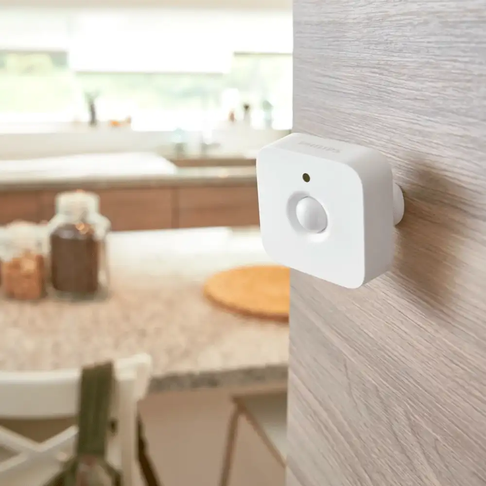 Sensor de movimiento interior Philips Hue instalado en pared.