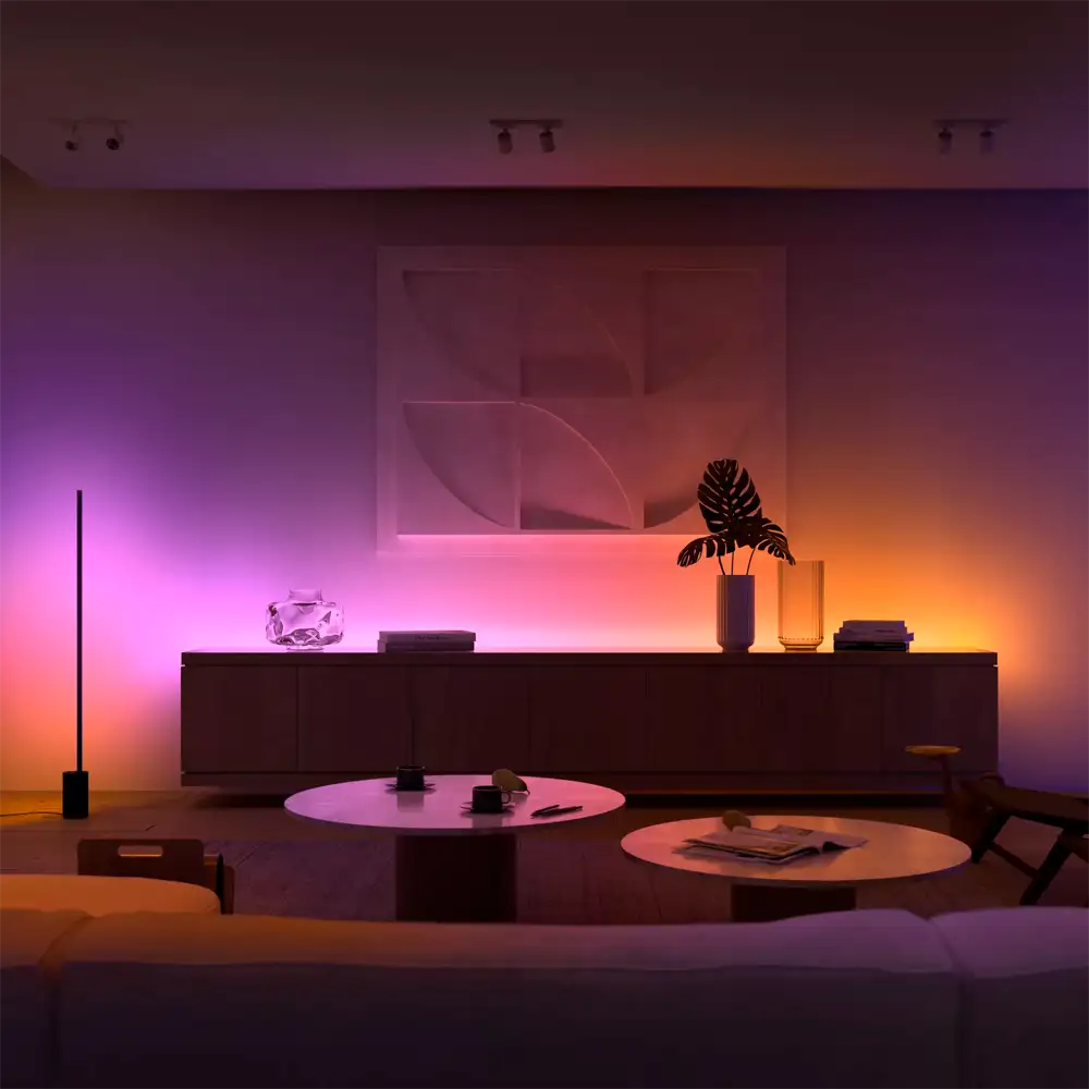Tira LED Gradient Philips Hue White and Color creando ambiente multicolor en sala