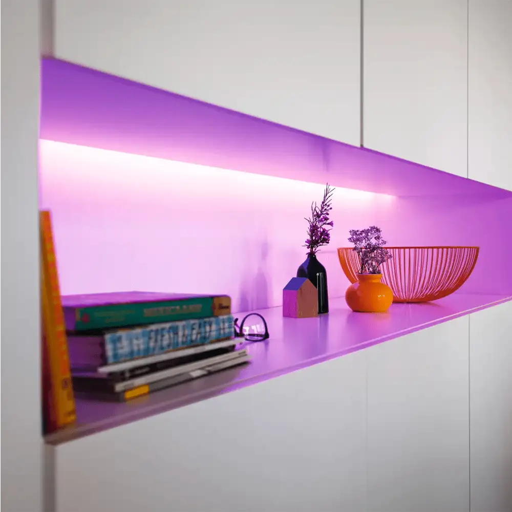 Tira LED extensión 1 metro Philips Hue Lightstrips Plus V4 White and Color iluminando cocina