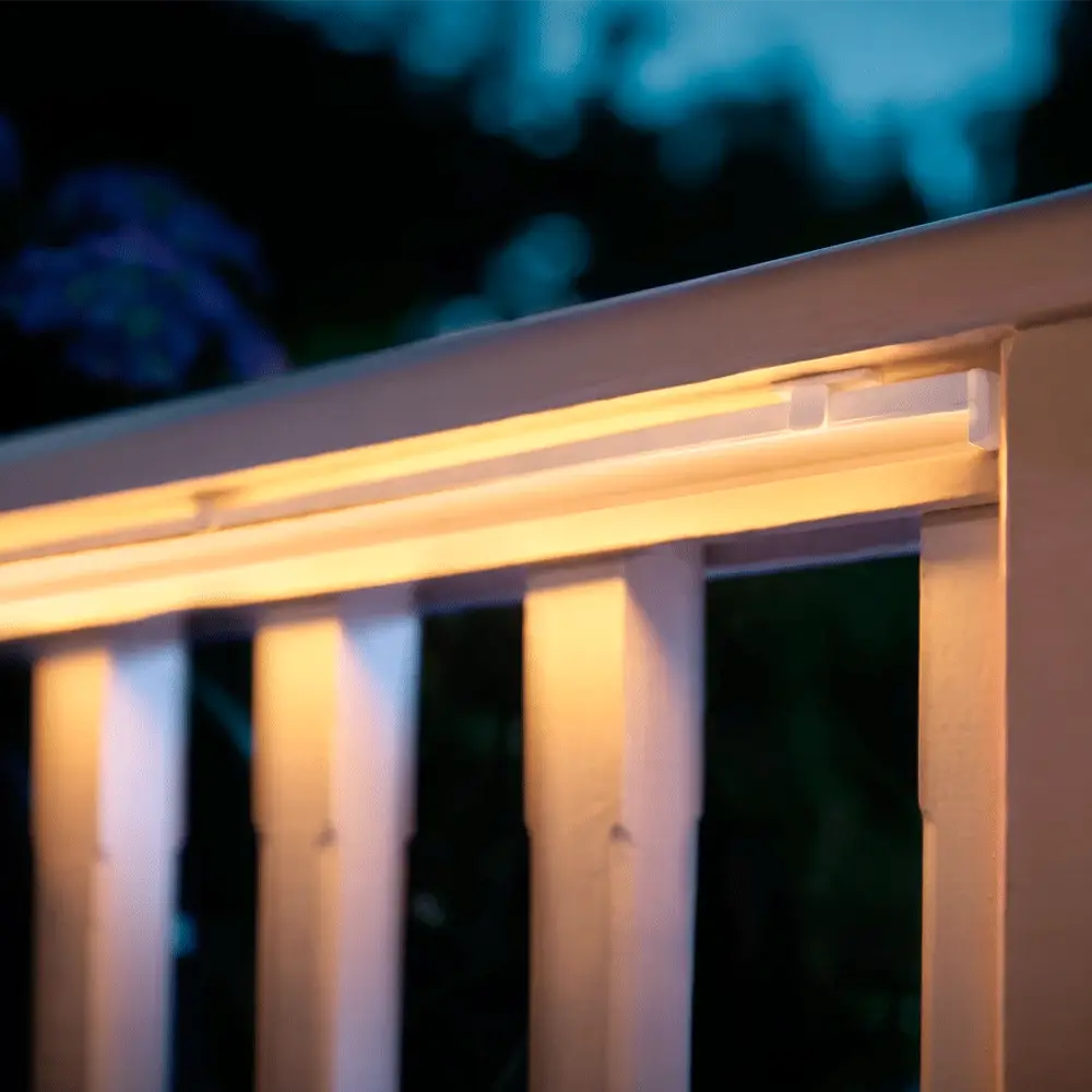 Tira LED exterior 5m Philips Hue instalada en barandilla con luz cálida