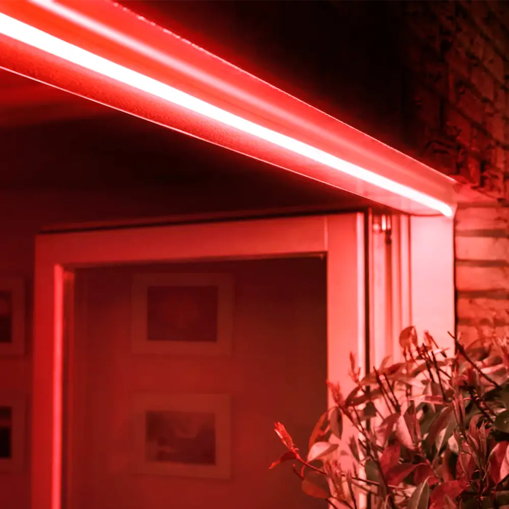 Tira LED exterior 5 metros Philips Hue Lightstrip White and Color iluminando fachada en color rojo