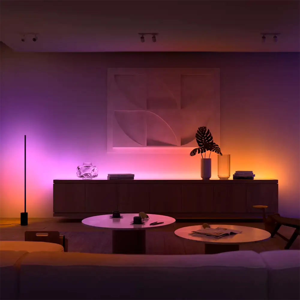Tira LED inicio 2 metros Philips Hue Gradient White and Color iluminando salón en tonos cálidos y violetas