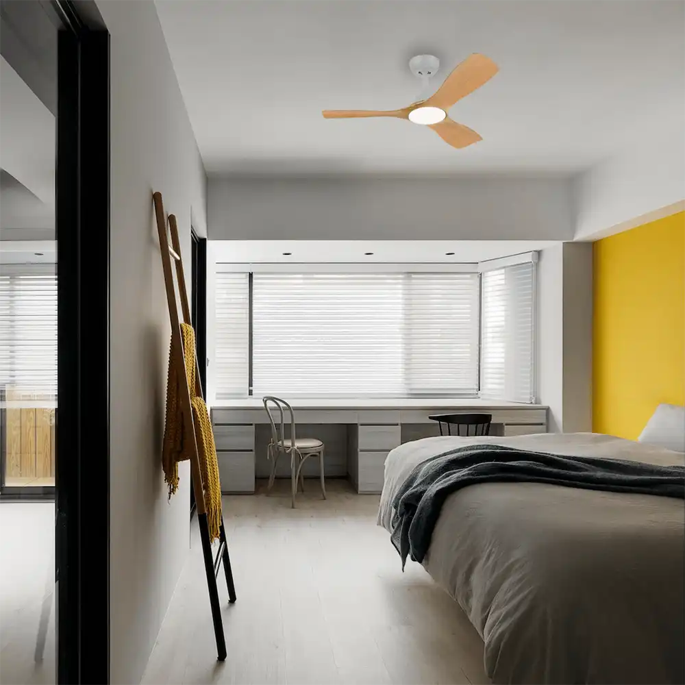 Ventilador Philips Olas P LED blanco y madera instalado en dormitorio moderno