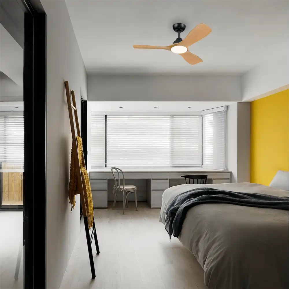 Ventilador de techo Philips Olas P LED 28W+24W negro y madera instalado en dormitorio moderno