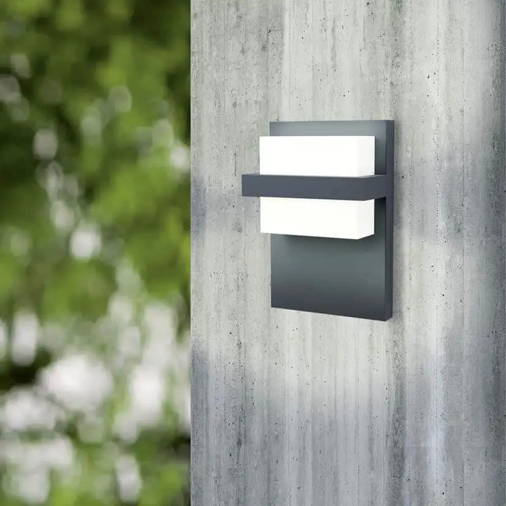 Lámpara moderna en pared exterior.