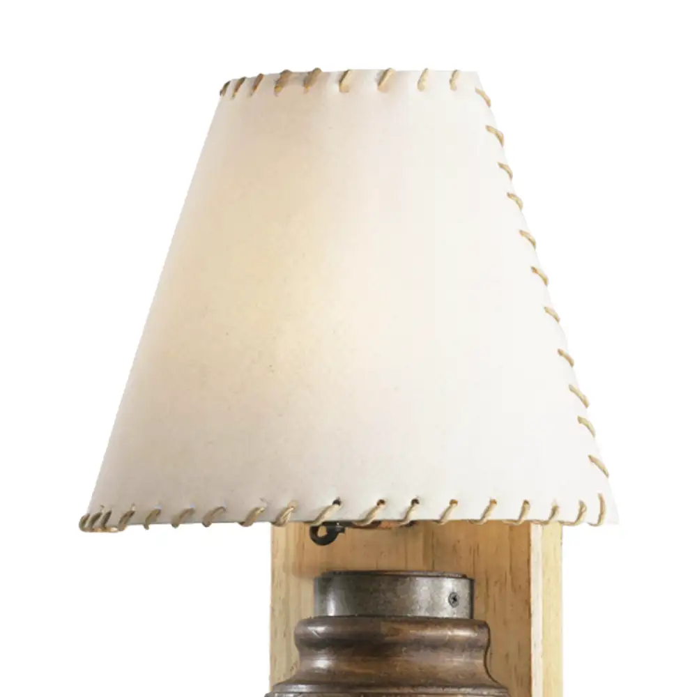 Portalámparas de pared individual media maza en madera con pantalla textil estilo rústico Campiluz detalle pantalla encendida